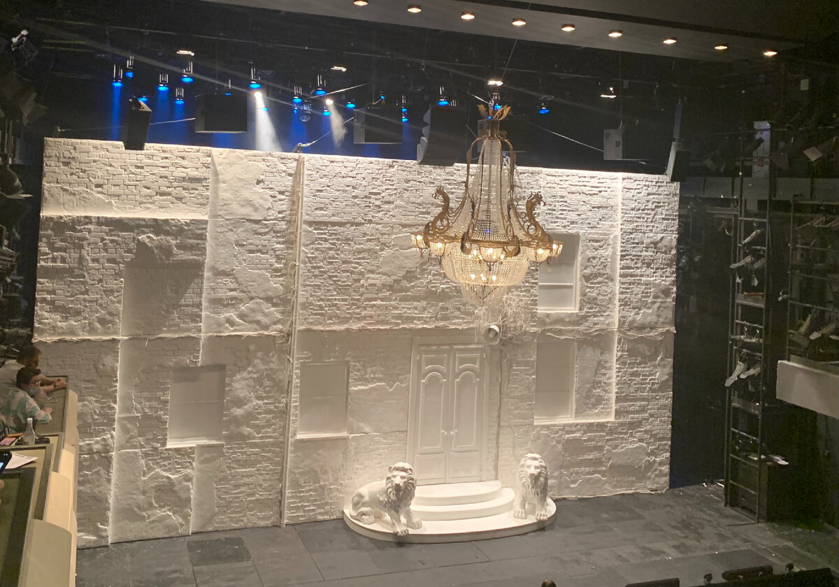 В приятном ожидании начала спектакля