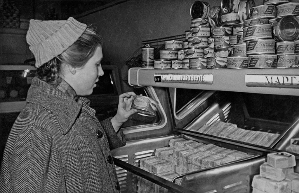 «Когда большой ассортимент, трудно выбрать». В магазинах без продавцов. Михаил Грачев, 1950-е, г. Москва, МАММ/МДФ.