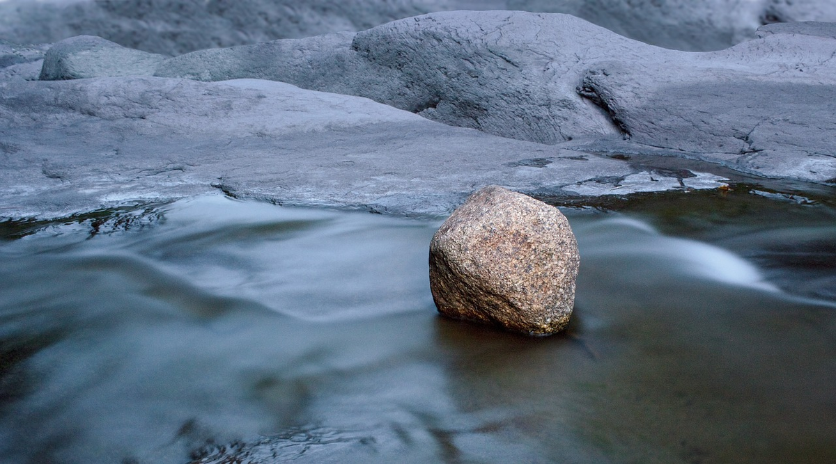 Что значит под лежачий камень. Лежачий камень. Под лежачий камень вода не течёт. Вода течет под лежачий камень. Одинокий камень у воды.