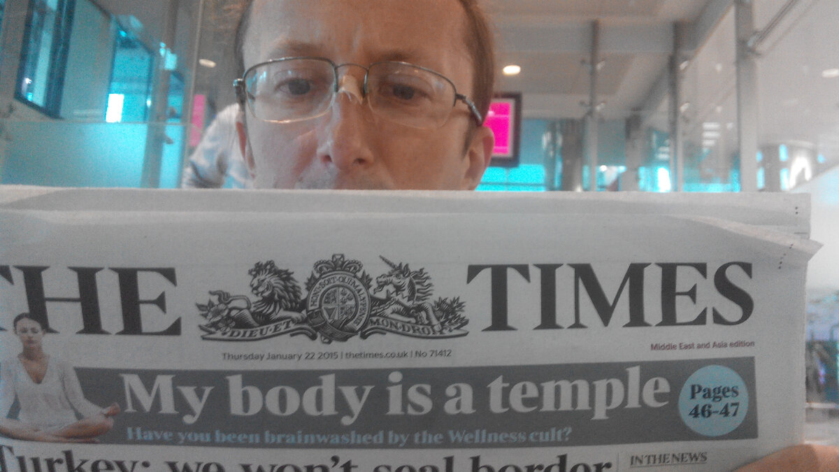 Ну-ка, что тут про Путина пишут? - несколько фото во время одной из пересадок в Дубае.