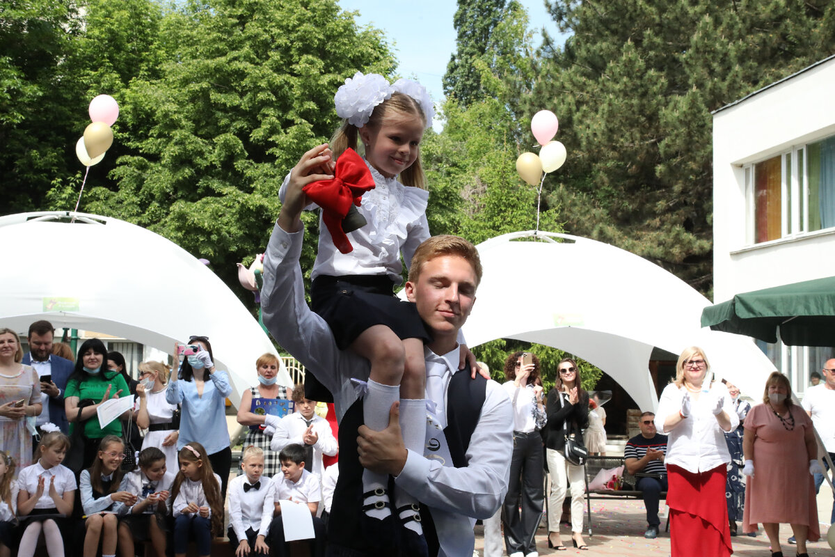 Маша Гусева для выпускников в последний раз оглашает  школьный двор сакральным звонком