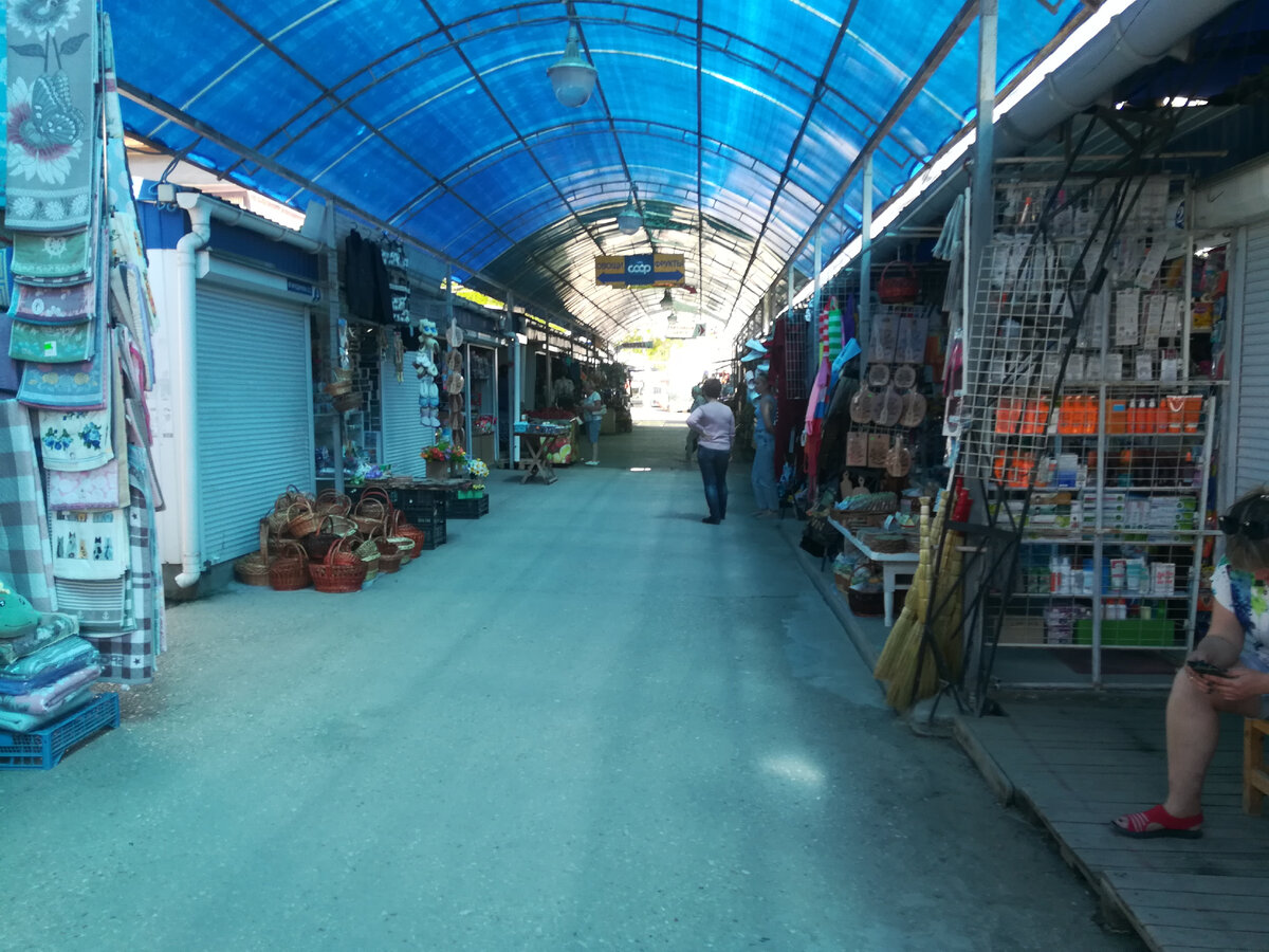 Местные обычно все покупают с утра. А отдыхающих еще не так много. Официально курортный сезон стартует 1 июня