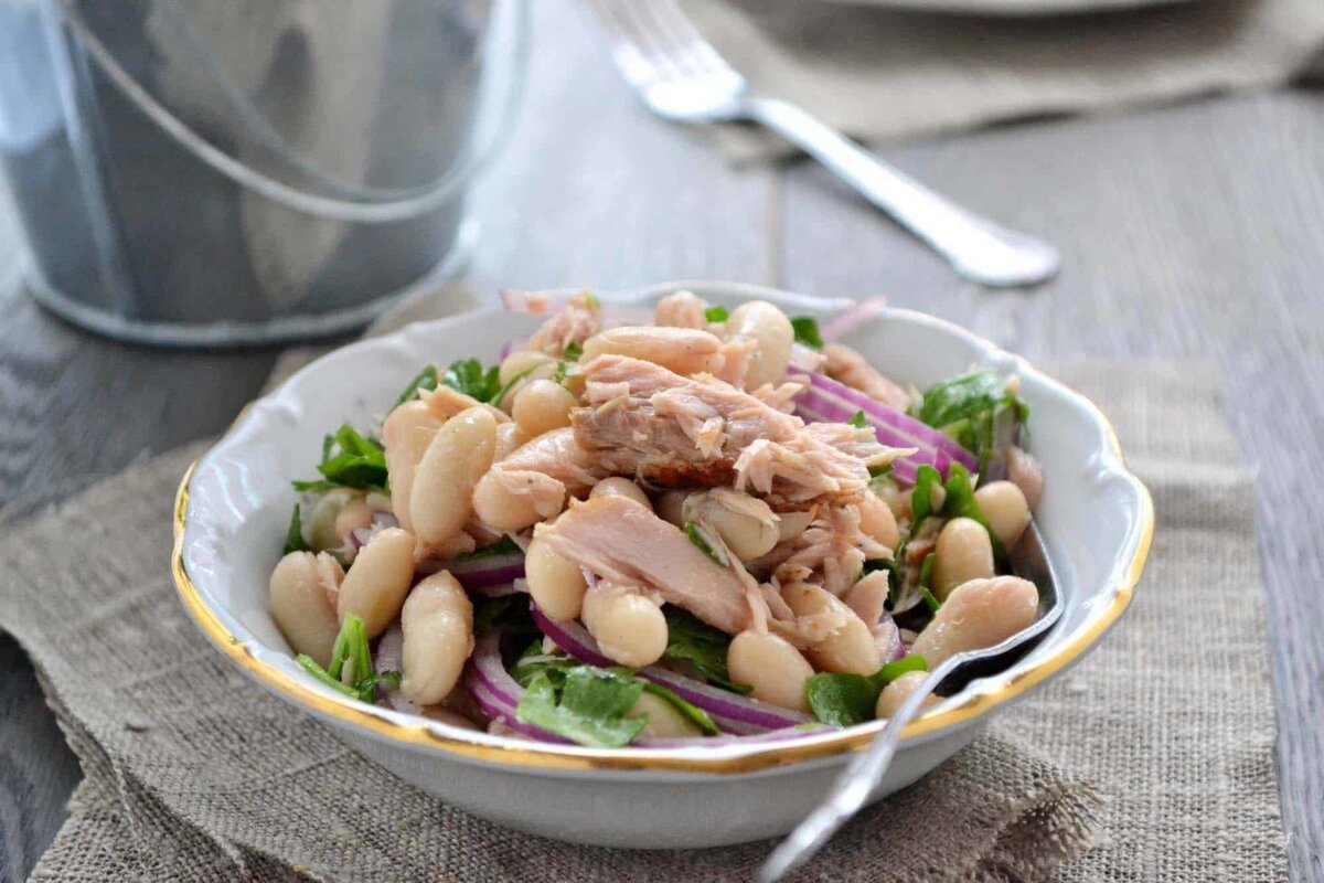 Салат с тунцом, помидорами и яйцами