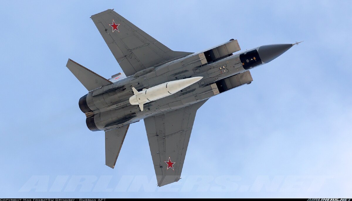 Демонстрация МиГ-31К с макетом гиперзвуковой ракеты «Кинжал» на параде в честь 73-летия Победы в Великой Отечественной войне.