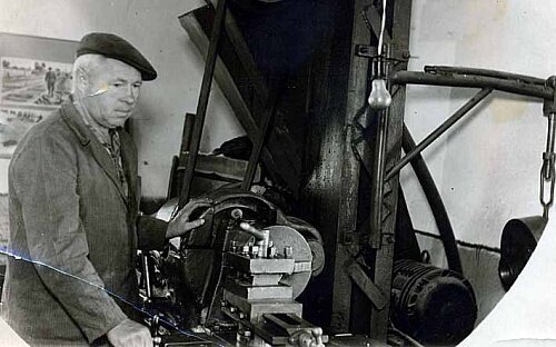 Михаил Калашников однажды выступил в передаче «Служу Советскому Союзу», где признался, что первый автомат сделал не он, а ныне покойный Евгений Кравченко.