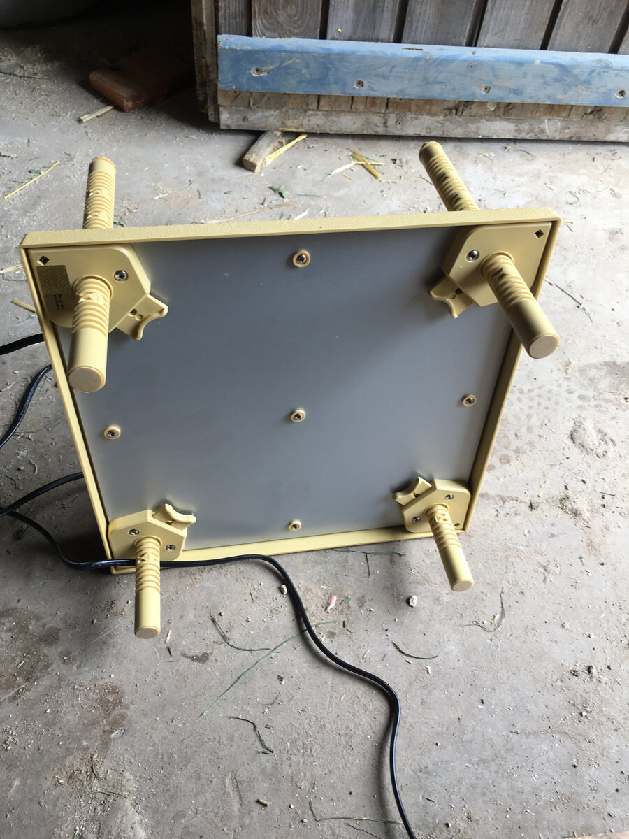 Брудер. Серое железо - тёплое.