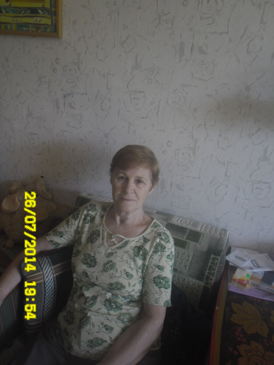 Мама у сестры (за 2 года до того, как стала жить с нами). В то время она еще могла самостоятельно гулять с собакой, ходить в магазин и вполне неплохо готовить несложные блюда. Хотя жить одна уже не могла...