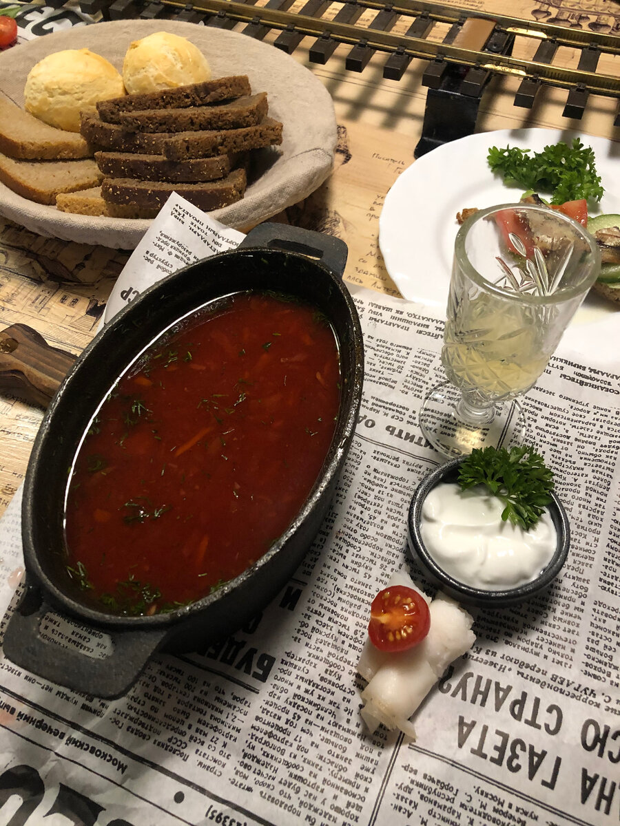 Тут у меня борщ с салом и стопкой хреновухи. Вкуснее не ела 