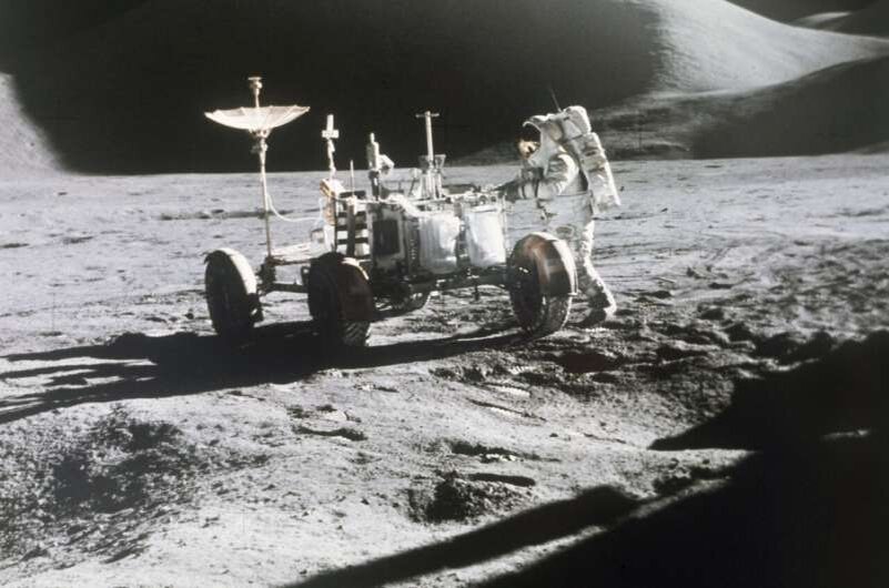 1971 год. Астронавт Джеймс Ирвин стоит у лунохода. Фото из архивов NASA.