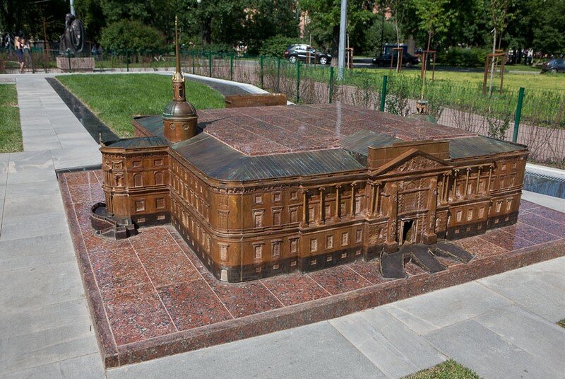 В июне 2011 года в Александровском парке, который расположен неподалеку от Петропавловской крепости, был открыт туристский центр Мини-город. Здесь собраны уменьшенные копии исторических памятников, являющихся главными достопримечательностями Санкт-Петербурга.