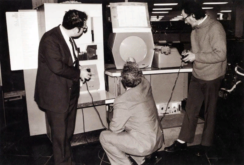 Самой первой компьютерной игре. Стив Рассел Spacewar. Стив Рассел Spacewar 1962. Spacewar первая игра. Первая компьютерная игра Стива Рассела.