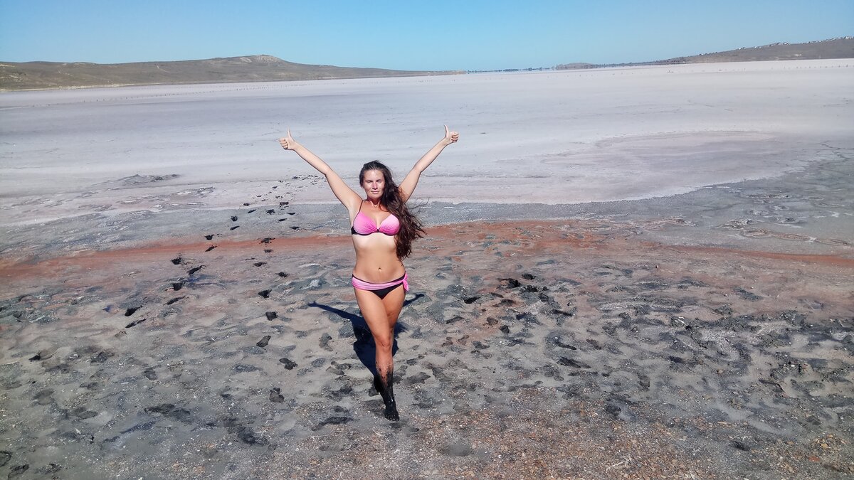 Это я в конце сентября на розовом грязевом озере Чокрак. 