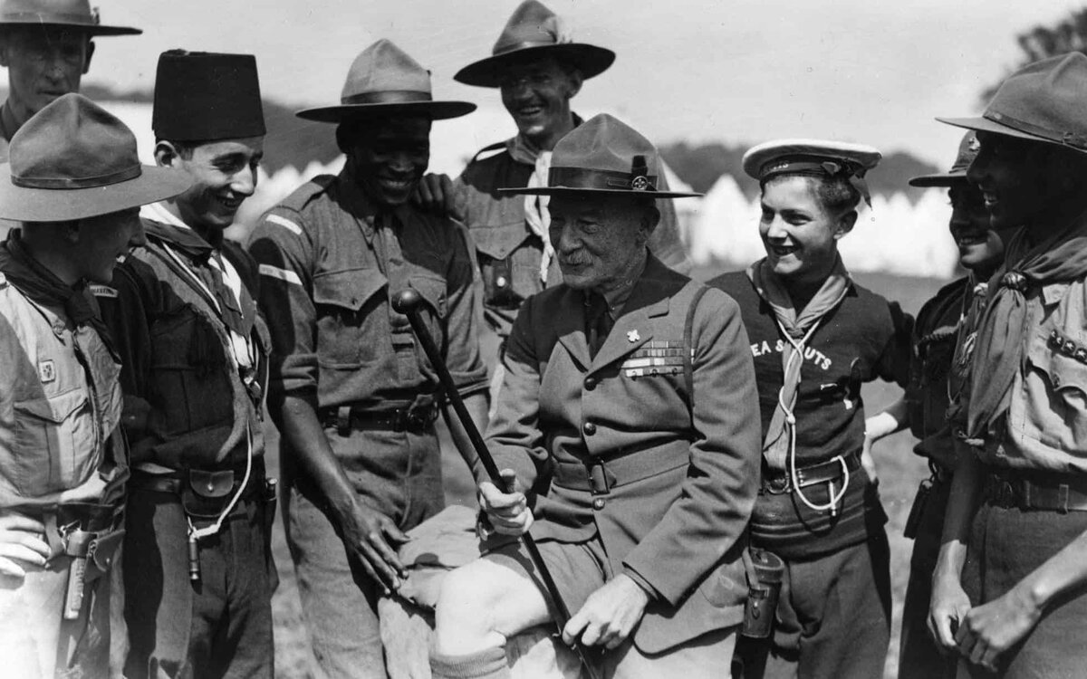 Роберт Баден Пауэлл на празднике в окружении бойскаутов