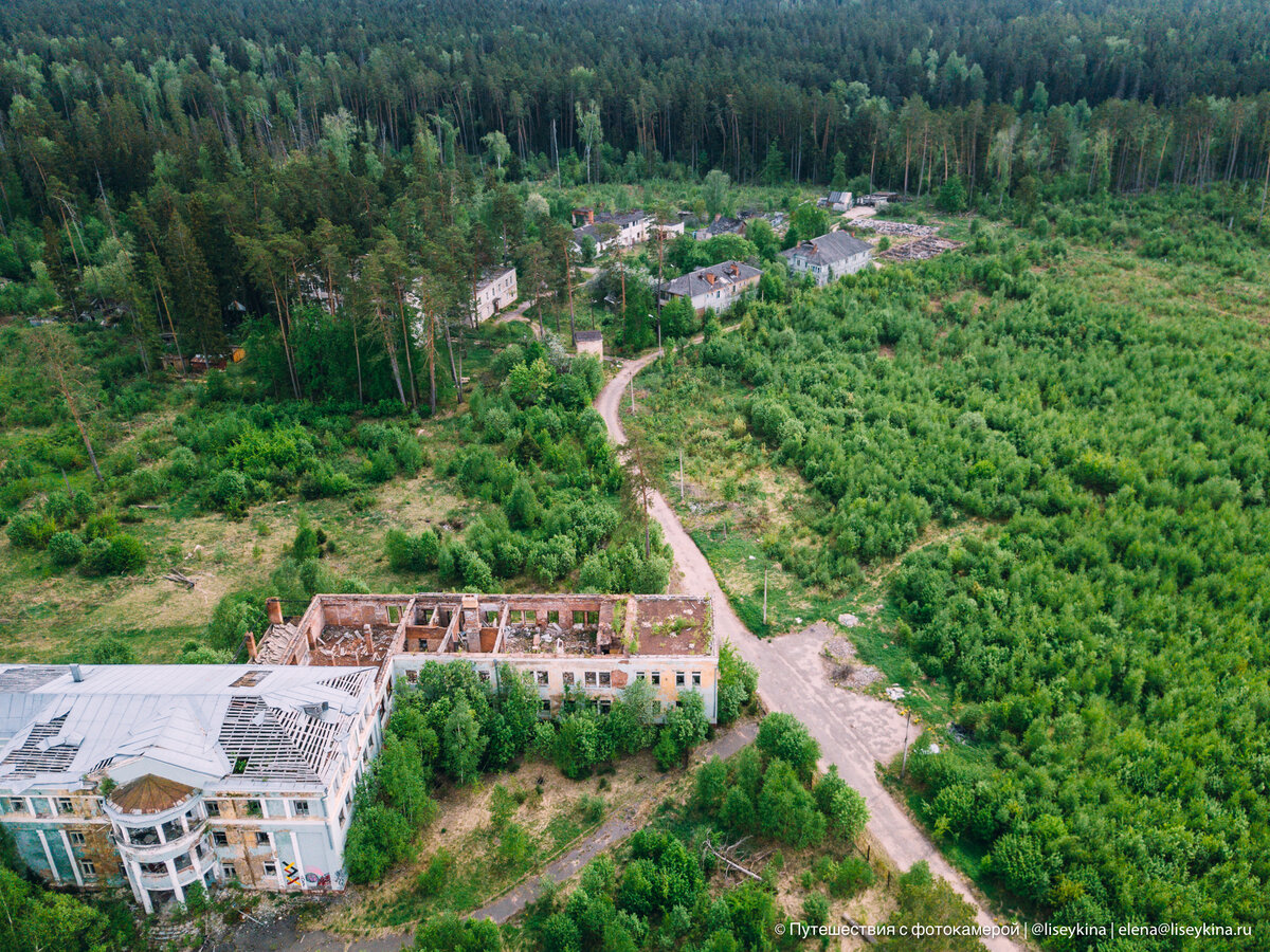 Вот через поле слева я и пришла. Там даже тропинка есть. И при наличии внедорожника - дорога.