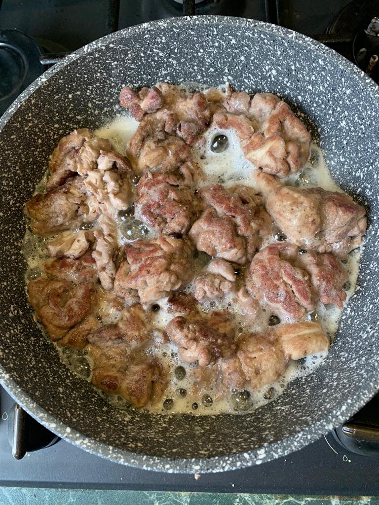 Обжариваем до золотистого цвета. 