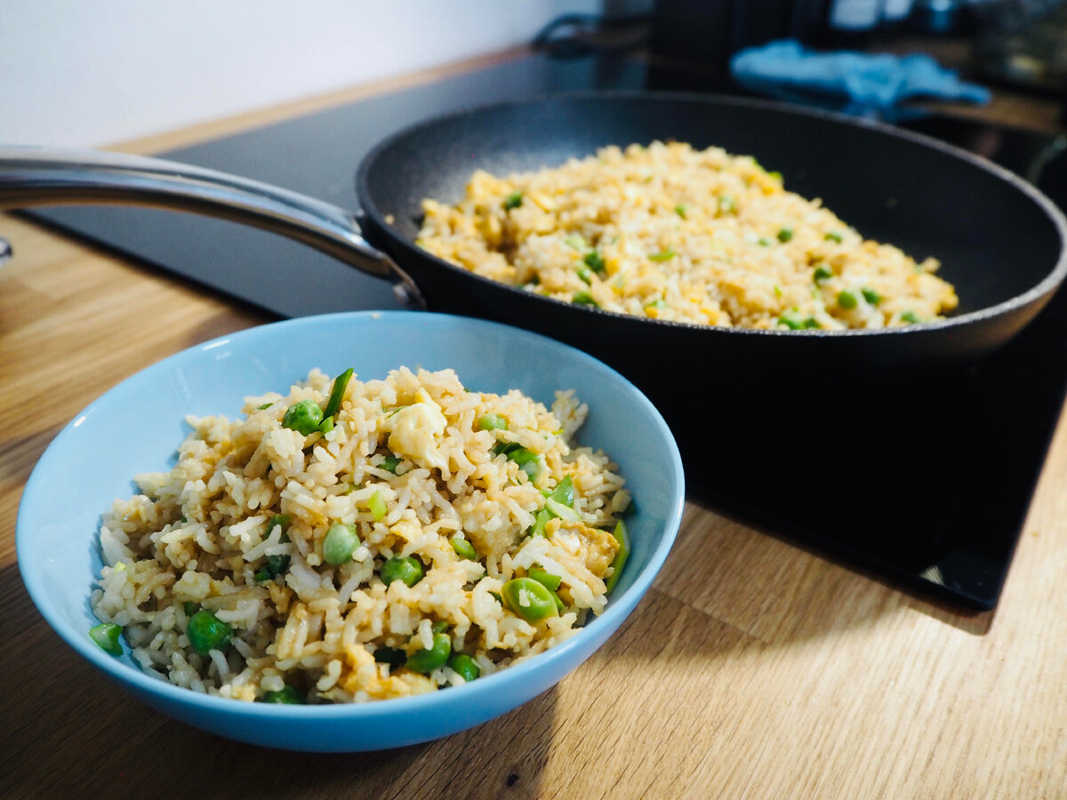 Жареный рис с яйцом и овощами по китайски