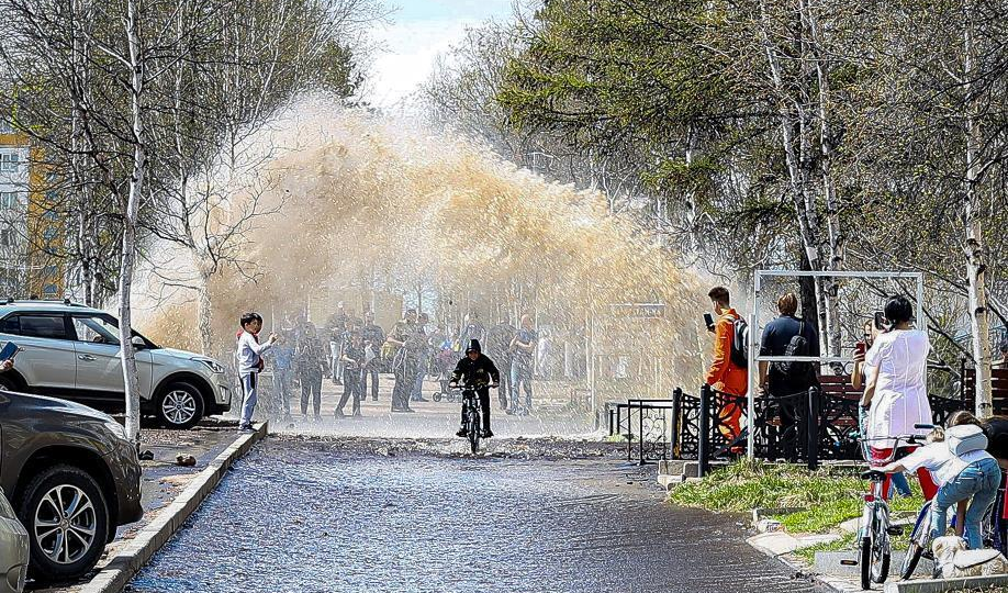 Прорыв подземных коммуникаций в Нерюнгри