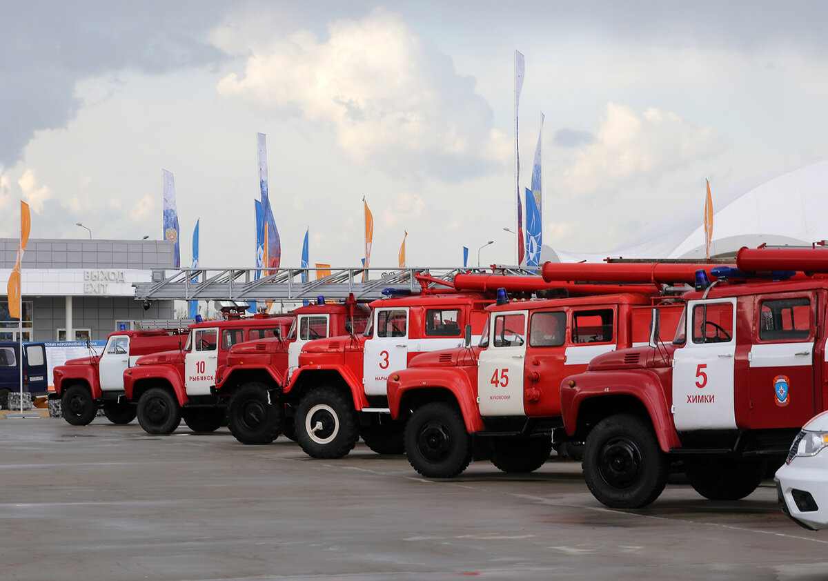 Пожарные ретро-автомобили. Mercedes-Benz 1966 года выпуска серии L сняли с  дежурства на несколько дней и пригнали на выставку | ФотоОхота на  автомобили | Дзен