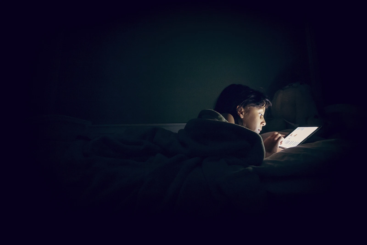 Чтение на ночь. Ночное чтение. Чтение в темноте. Книга ночи. Спать сидеть в телефоне