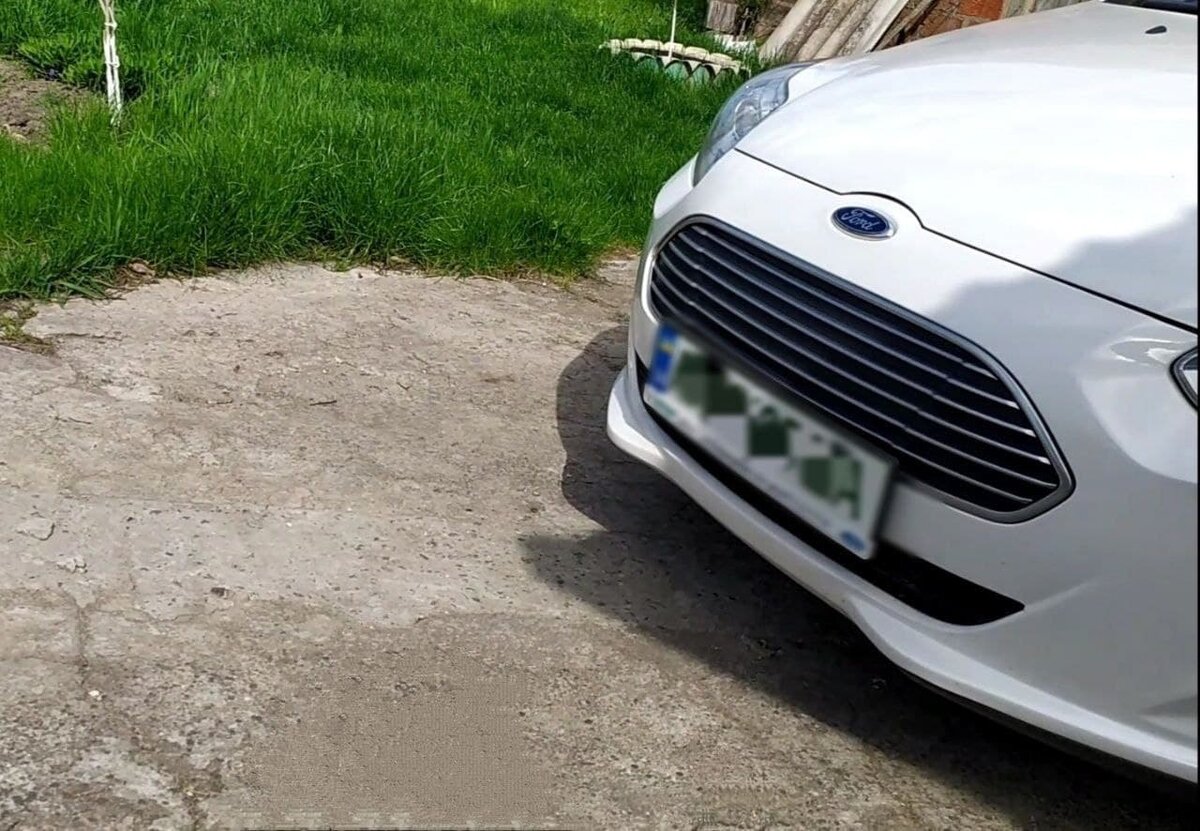 Оставляя своего железного коня летом под прямыми лучами солнца, забирайте из салона все, что способно взорваться или испортиться из-за жары