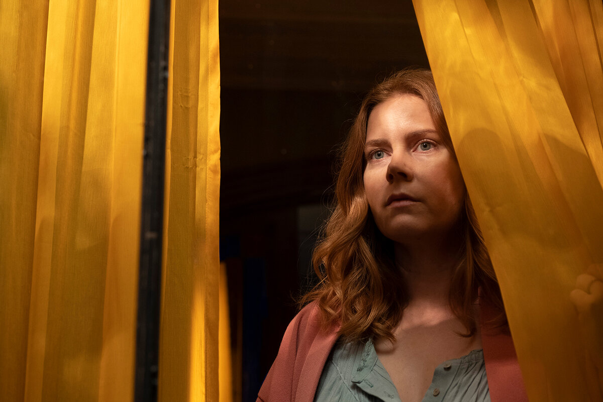 Кадр из фильма "Женщина в окне" (2021)