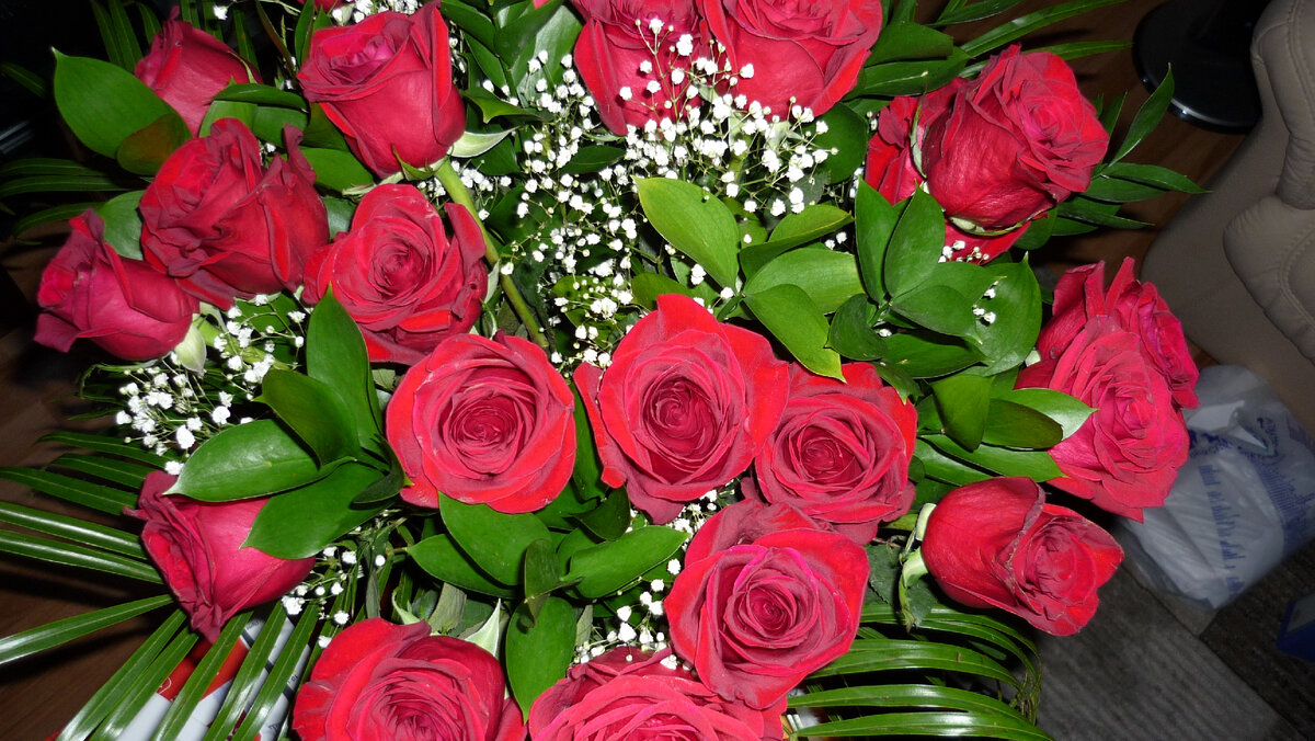 Цветы и подарки - еще не любовь... Фото автора.