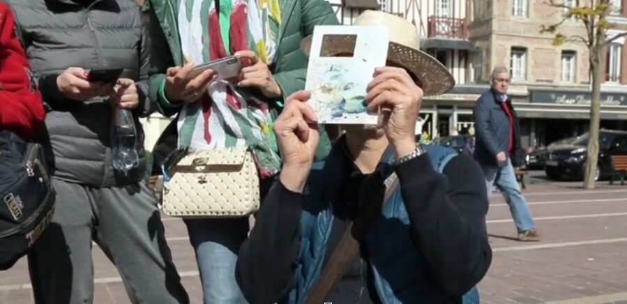 пластиковая или картонная рамка помогает найти нужную композицию даже именитому художнику