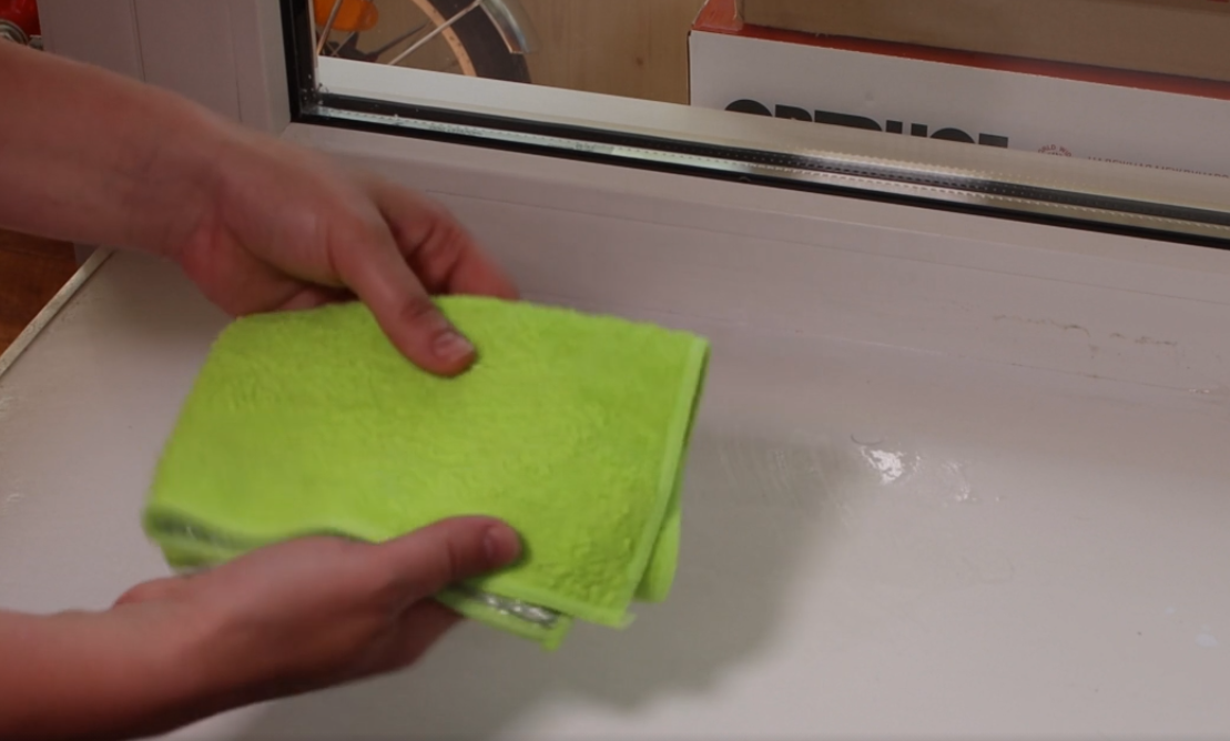 Чем отмыть пластиковый подоконник от желтизны. Как почистить силиконовый коврик для ванны от желтизны.