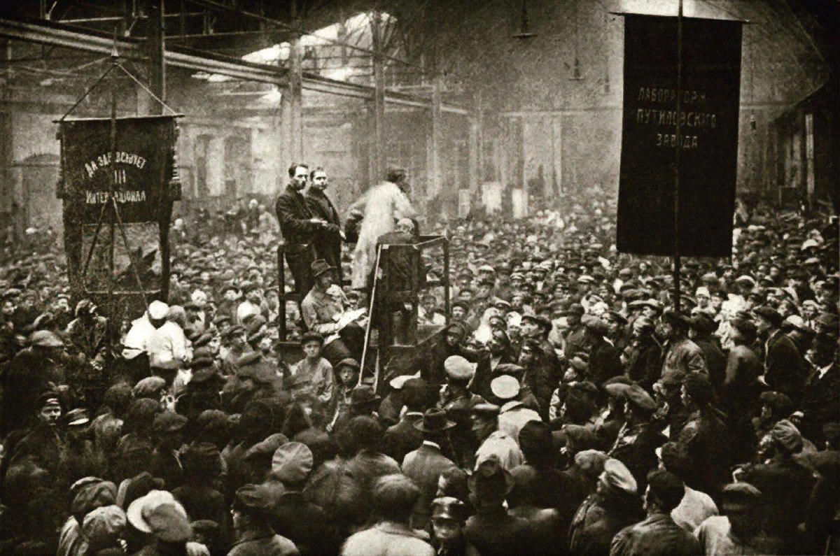 Рядом революция. Февральская революция 1917 Путиловский завод. Забастовка рабочих Путиловского завода 1917. Путиловский завод 1905 год. Февральская революция 1917 забастовка на Путиловском заводе