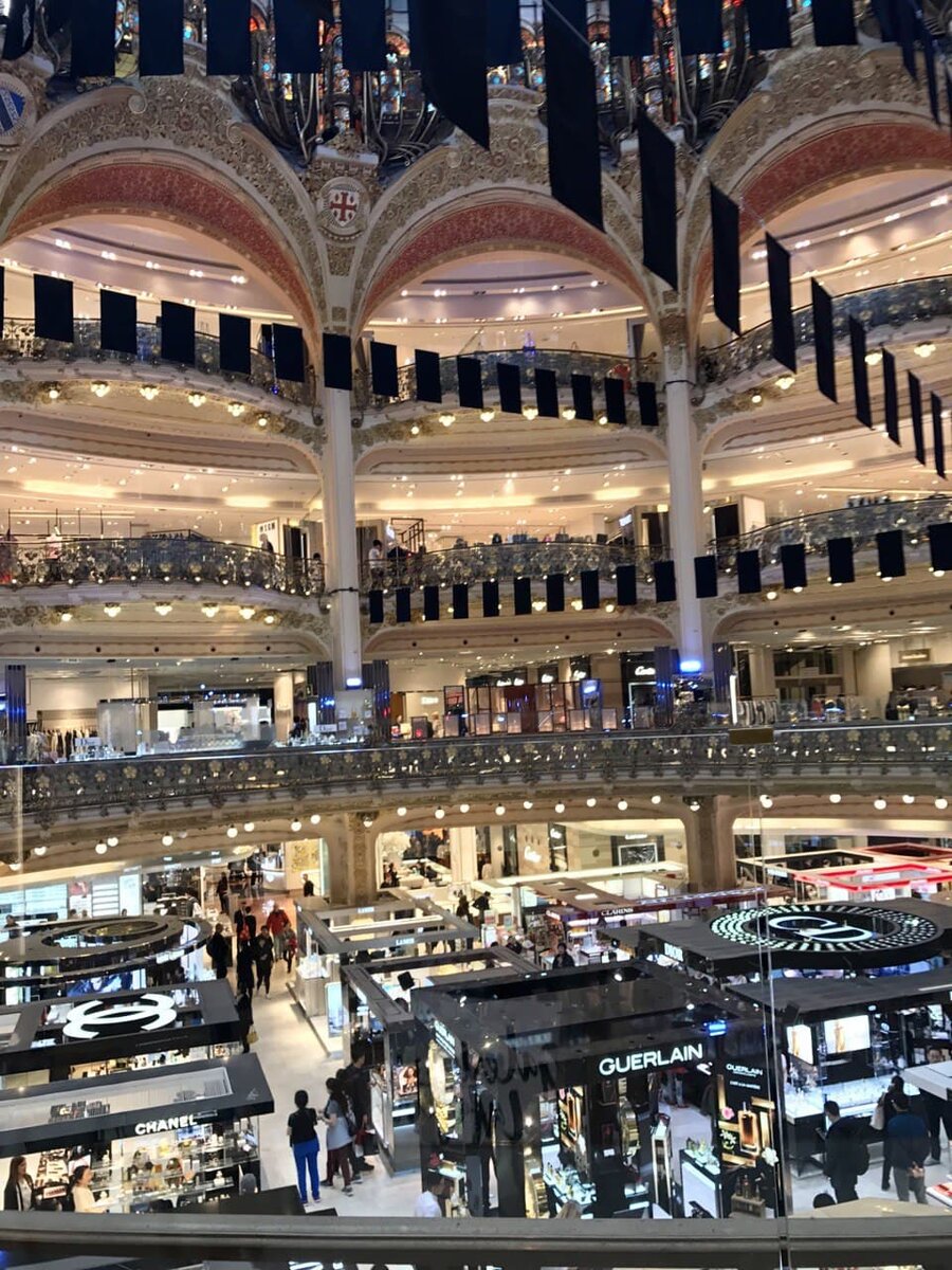 Популярный торговый центр в Париже - Галерея Лафайет, является центром мировой моды. Для всего свой этаж: обувь, косметика, парфюмерия, одежда, аксессуары, товар для дома. 