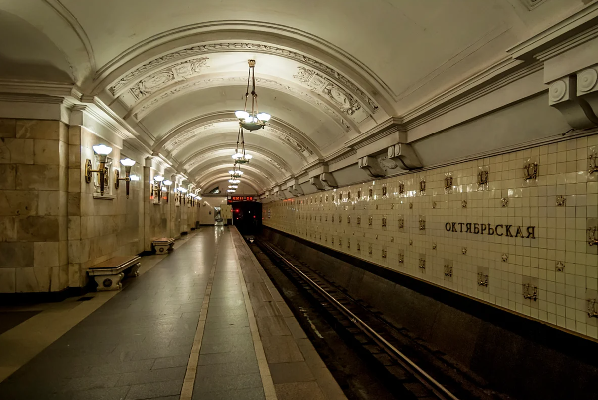 Метро октябрьская фото. Станция Октябрьская кольцевой линии. Станция метро Октябрьская Кольцевая. Октябрьская (станция метро, Кольцевая линия). Вестибюль станции метро Октябрьская.