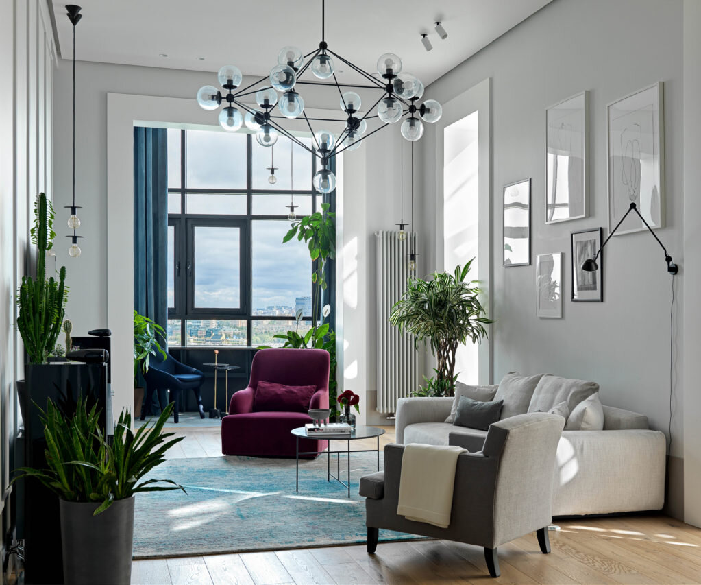 В гостиной кресла (серое и бордовое), Meridiani; диван, Flexform; ковер, Jan Kath; люстра, Roll & Hill; журнальный столик, De Padova; журнальный столик на бал­коне, Sollos.