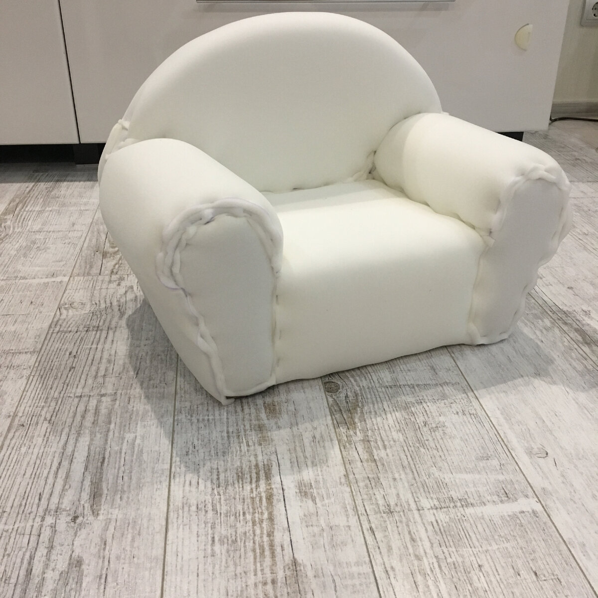 Процесс сборки дивана. После того как обшила поролоном, поняла что диван высоковат и пришлось снимать поролон с сидения и делать углубление , чтобы малышке было удобно располагаться. После обшила кожей