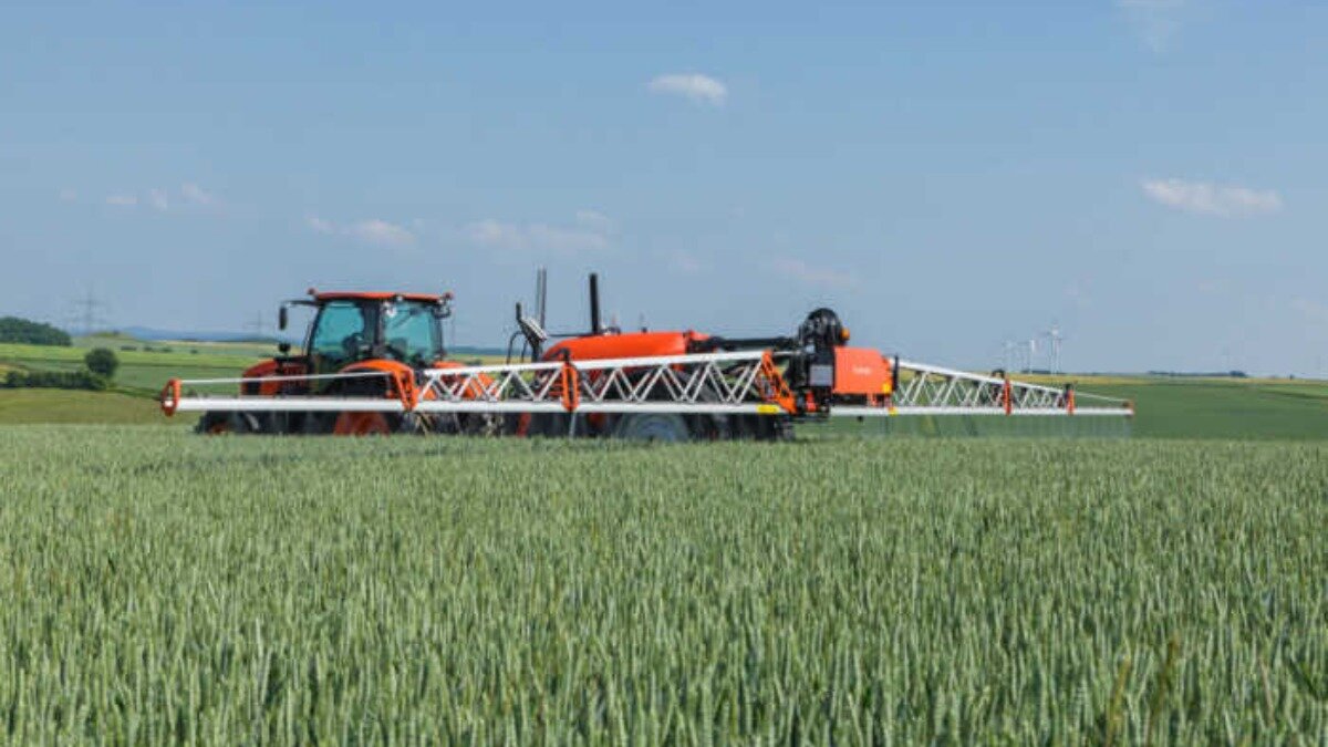 Фото: Портал farm-connexion.com Опрыскиватель Kubota XTS3 серии Elemental в поле
