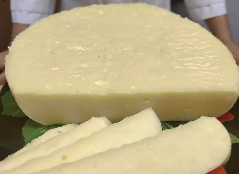 Сварить домашний сыр из творога и молока. Домашний сыр. Домашний сыр из молока. Красивый домашний сыр. Домашний деревенский сыр.