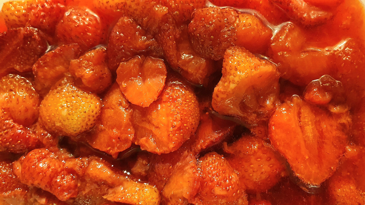 Клубника с сахаром, прошлогодняя заморозка