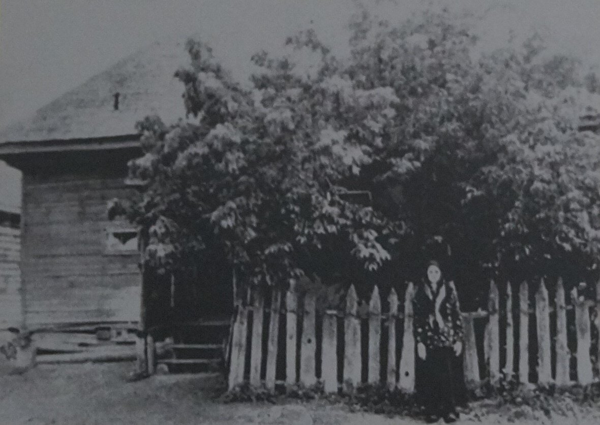 В этом доме Мишка вырос. У забора его мама Акулина Дмитриевна