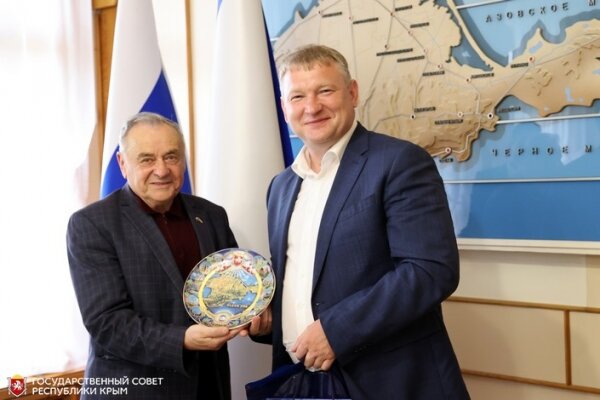 Е. Фикс и В. Кондратьев обменялись сувенирами