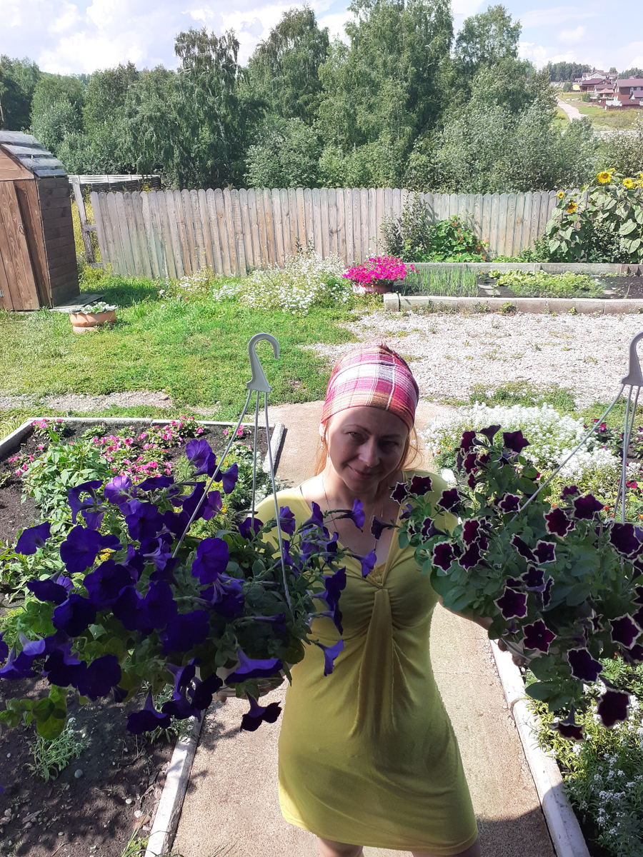 на фото мои ампельные сорта, Опера и Каскадиас Рим Моджета.