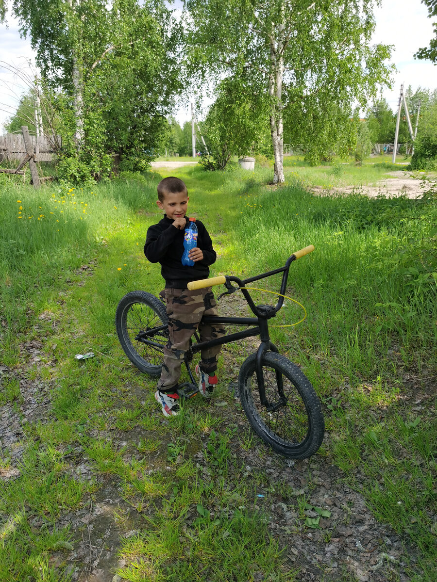 Трофим вчера был добр, даже выдал свой BMX стрессанувшему Толику