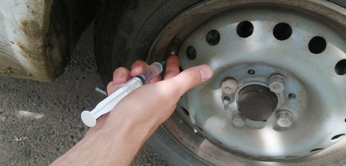 Колесо потихоньку травит воздух из под бортов: нашел простой способ как ...