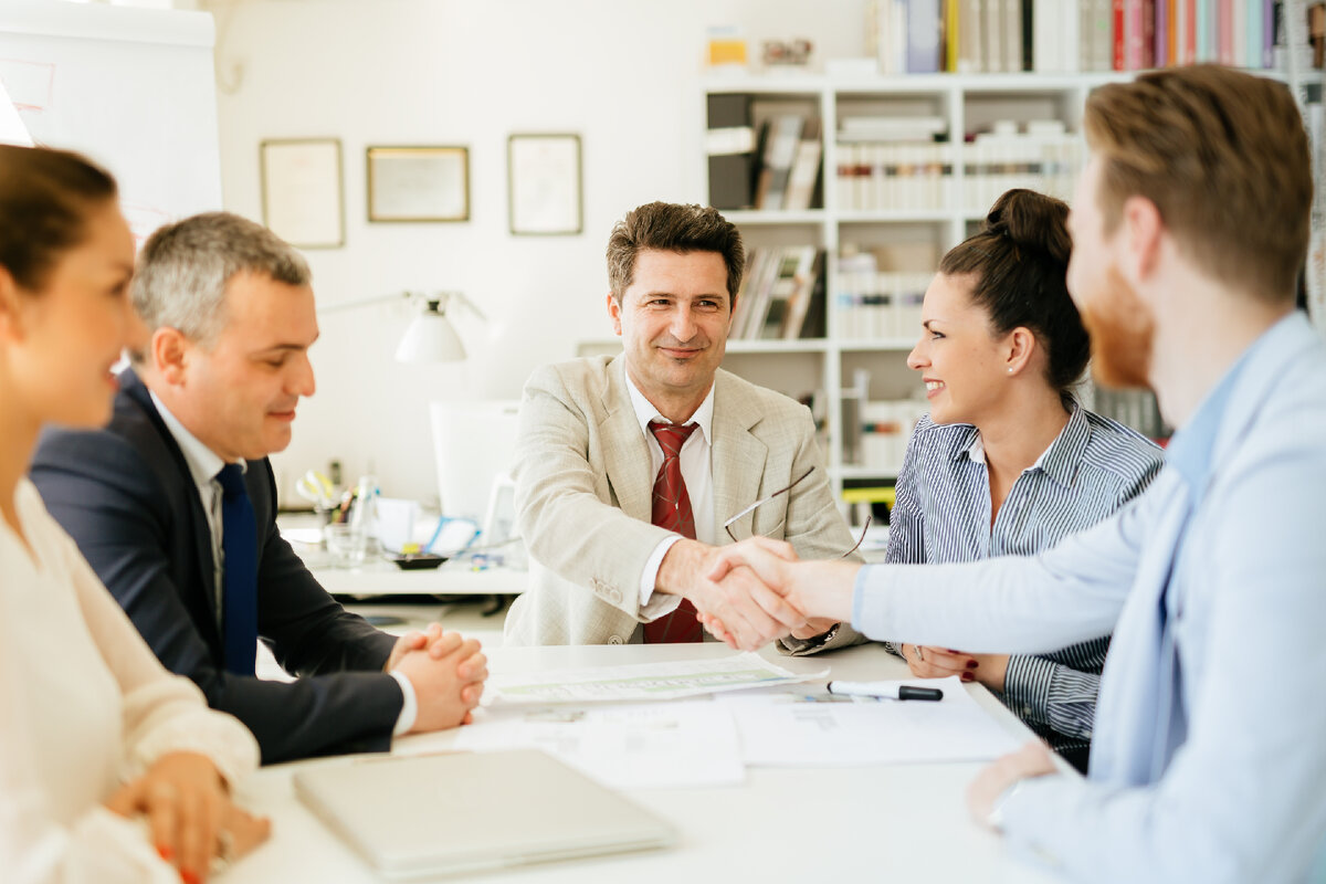 Единый государственный реестр юридических лиц (ЕГРЮЛ) это информационный ресурс, в котором собраны общие сведения о зарегистрированных в России юридических лицах. За актуальностью опубликованных в ЕГРЮЛ данных следит Федеральная налоговая служба (ФНС). Рассмотрим как происходит процесс изменения сведений юридических лиц.