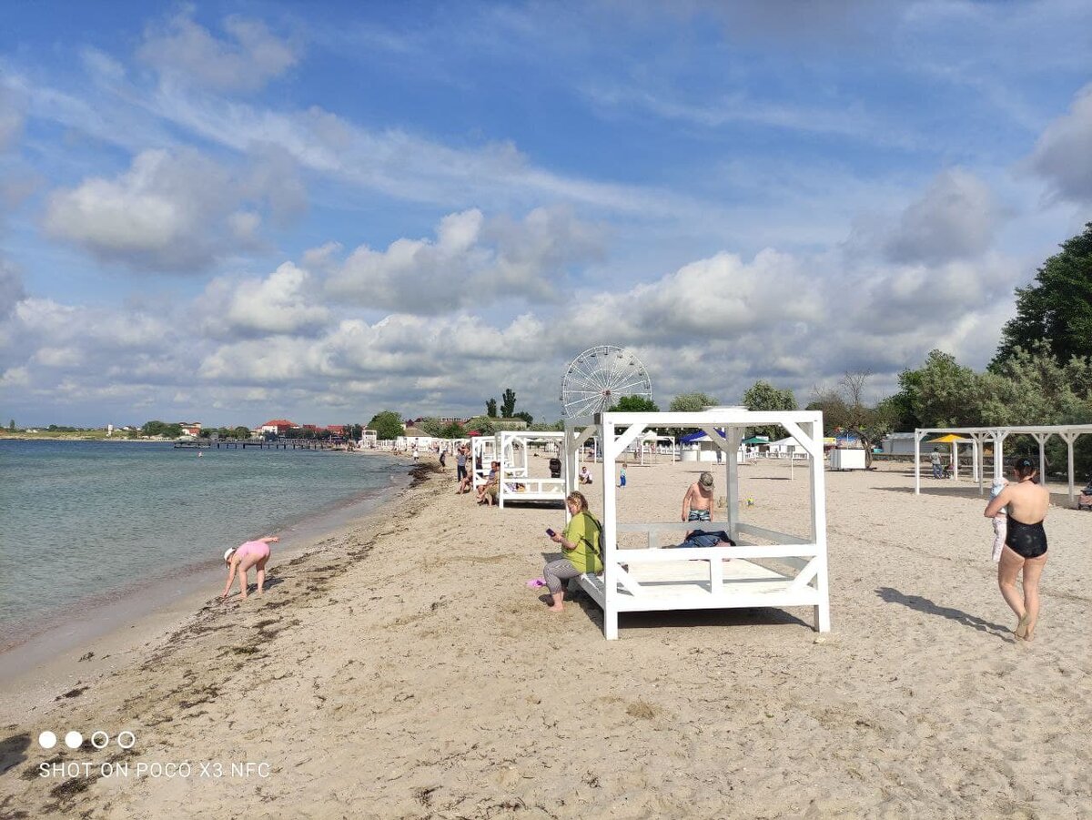 В начале июня на городском пляже немноголюдно.  Пляж пос. Черноморское.