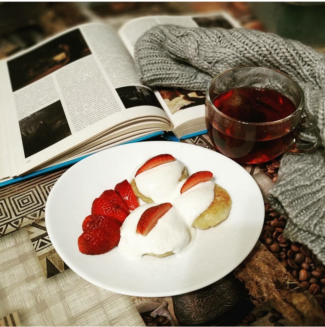 Сырники со сметаной и клубникой