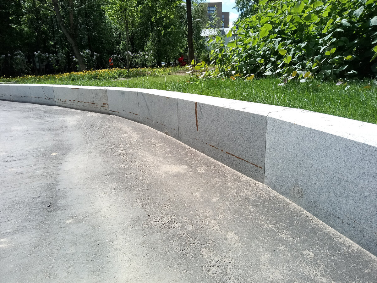 Гранитный бордюр в Москве у Зелёного проспекта, 93а. Фото из личного архива
