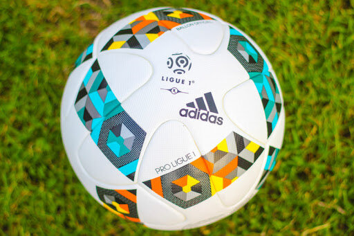 Вообще, в этом плане мячи "Адика" самые универсальные - их можно использовать везде и менять жесткость с помощью накачки