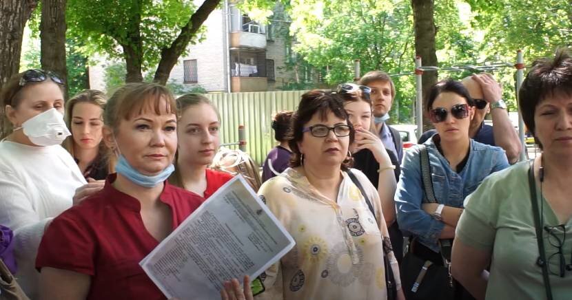 Жители дома №16 по Краснодарской улице. Источник: YouTube / Хруст реновации