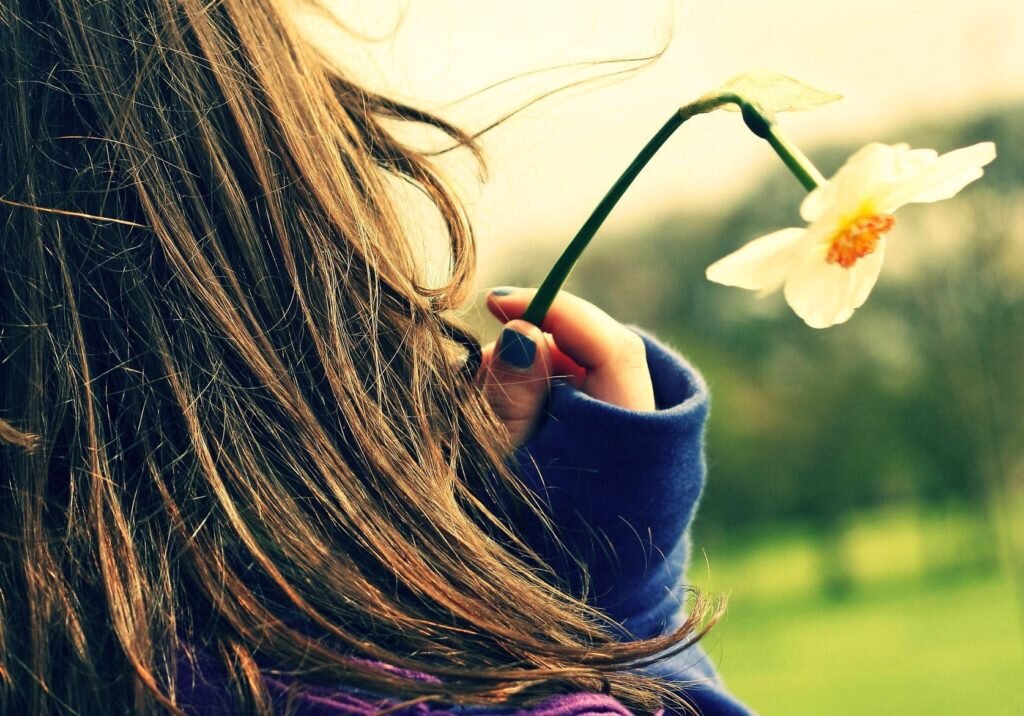 Если ваша работа отнимает много сил и нервов, то наверняка вы замечали, что у вас начал дёргаться глаз — в неврологии такой синдром называется миокимией. При стрессе это обычное дело — однако бывает и так, что спазм длится несколько месяцев и даже не думает проходить. 
Это происходит по разным причинам, и в некоторых случаях даже требуется лечение. Поэтому не стоит относиться к глазному тику халатно, особенно если спазм становится сильным. Почему начинает дёргаться глаз и что делать