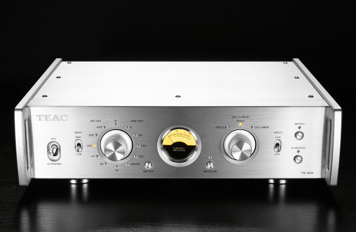 Внешне новый фонокорректор TEAC PE-505 целиком и полностью вписывается в дизайн 500-й серии производителя. Аппарат может быть серебристым или черным