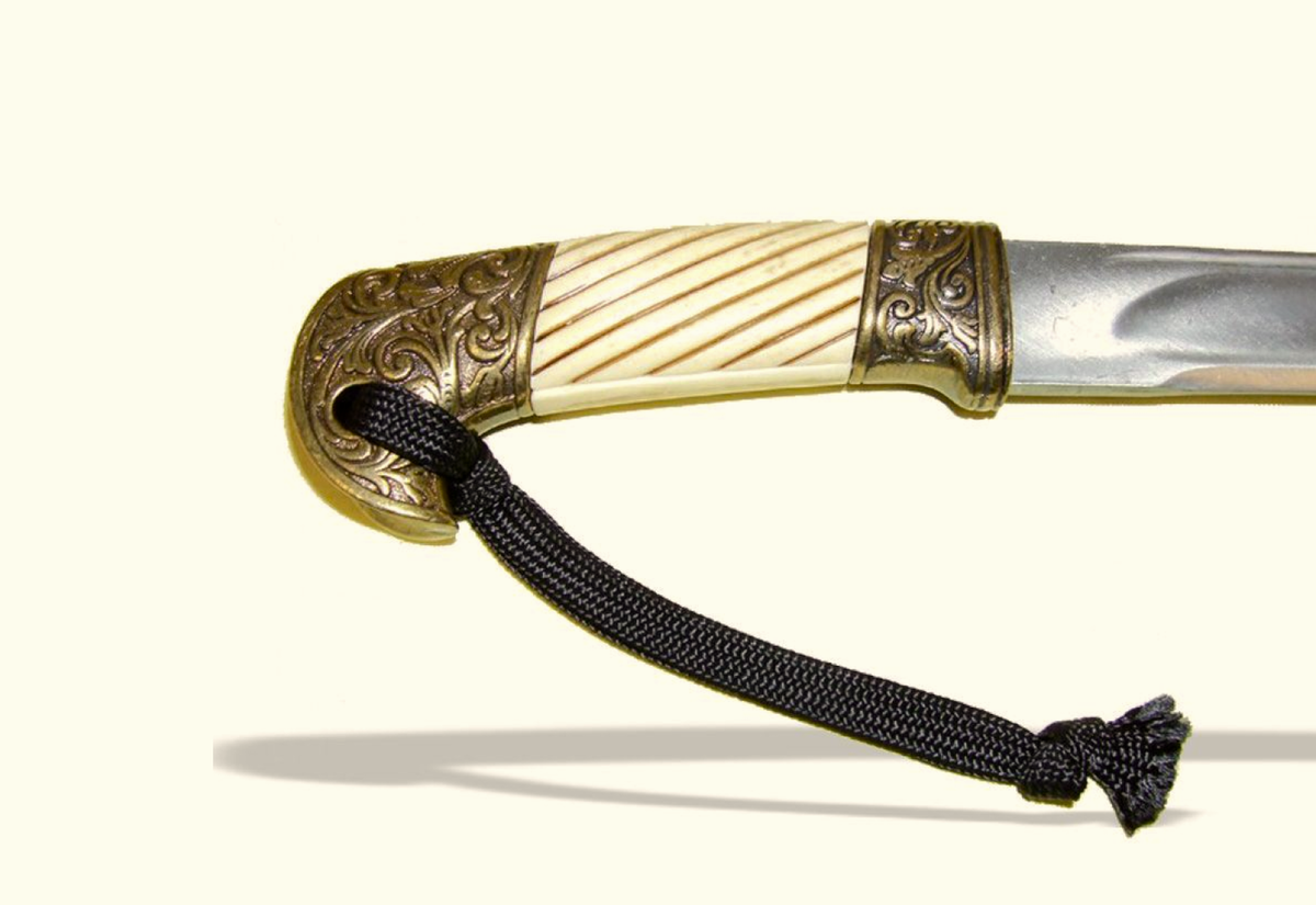 Рукоять шашки с небольшим темляком для более удобного хвата